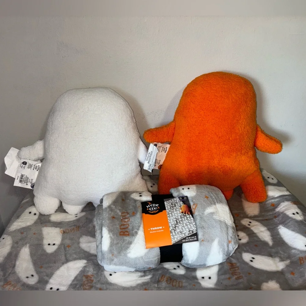Target Hyde & EEK Boutique Halloween Ghost Pillows & Ghost Print Throw / Blanket